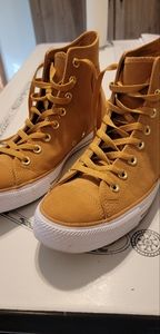 Converse Chuck Taylor all leather hight tops , SIZE 10 , worn 1 time , EXC COND.